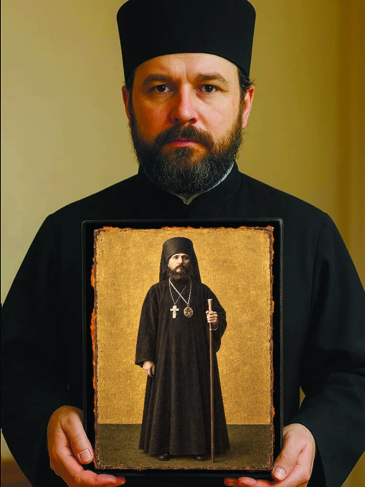 Священномученик Герман (Кокель), епископ Алатырский — Резной оборот с крестом «Спаси и сохрани»